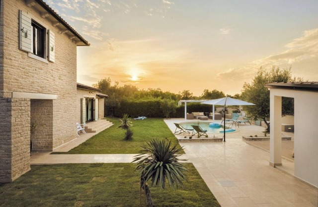 Trauhaus. Villa mit privatem Pool, Sauna und 9,000qm großem, privatem Grundstück