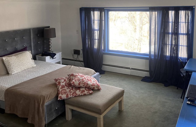 Travel/Remote Work Here. Riverview Private Room