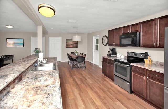 Travel through the World - Missions House - Sleeps 11