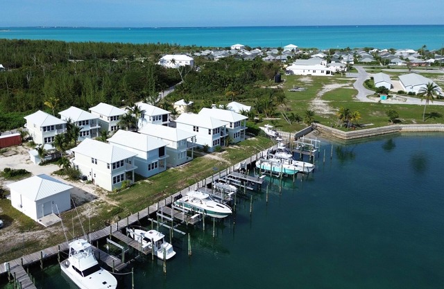 Treasure Cay Getaway with BOAT DOCK! n4 bedroom, pool, & bbq Cabana!
