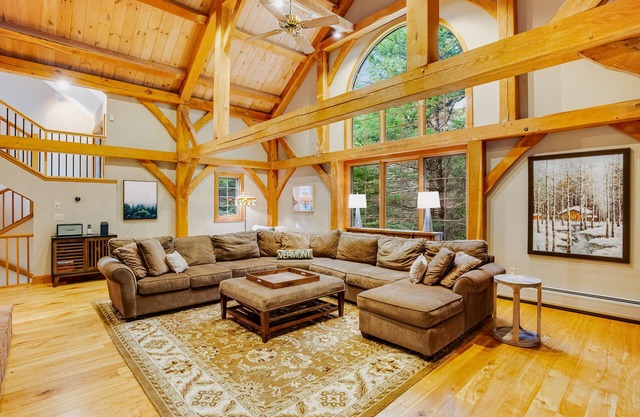 Tree-lined lodge with deck, fireplaces, porch, game room, & fast WiFi
