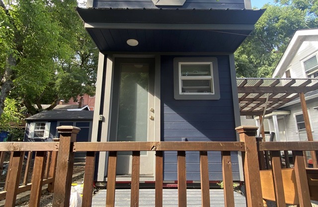 Tree View Tiny House - light filled, stone patio, close to Lewis & Clark, OHSU