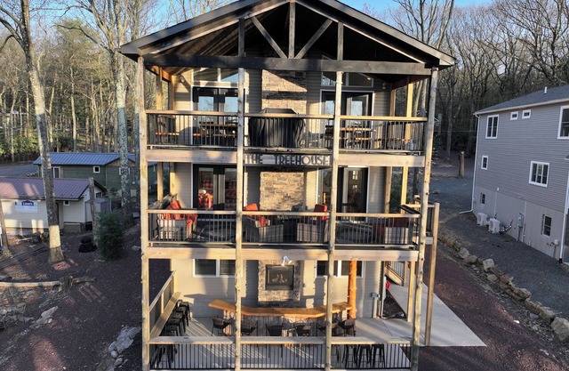 "Treehouse"Amazing Lake View,9 Bed5.5 Bath,Hot Tub,Sauna,Poker & Pool Table,Fire Pit,Ping Pong