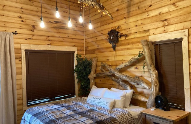 Treehouse cabin-unique stay-convenient location yet very secluded atmosphere