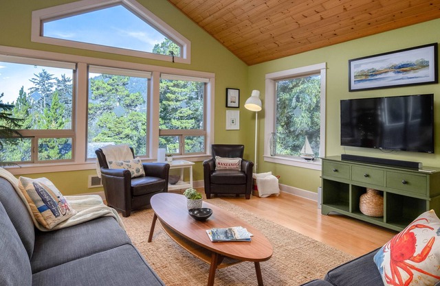 Treehouse Hideaway by Avantstay Mountain View Beach House Walk to Manzanita Beach