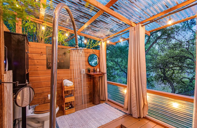 Treehouse Style Yurt near Austin, Hot Tub, FirePit, Outside Shower
