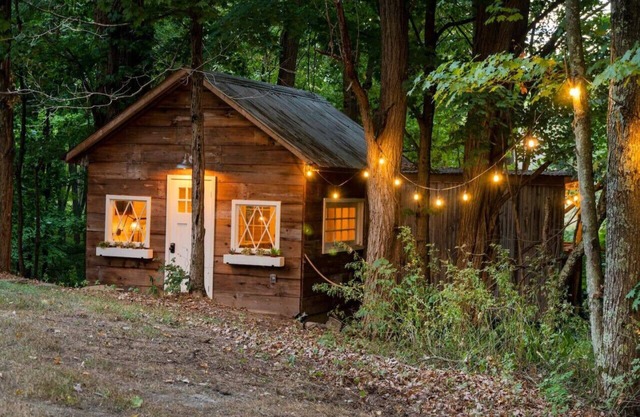 Treehouse With Outdoor Bathtub & Stream!