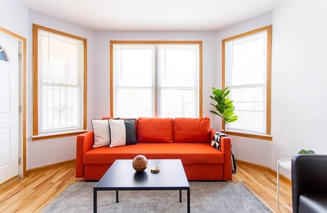 Trendy 2BR Apartment in Logan Square!