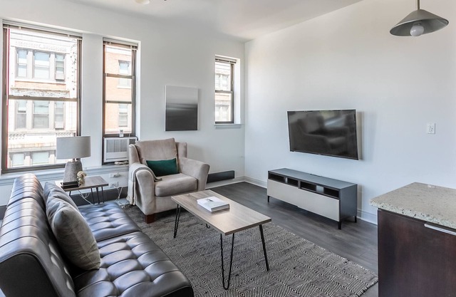 Trendy HP 2BR with Fast Transit to UChicago & DT by Zencity