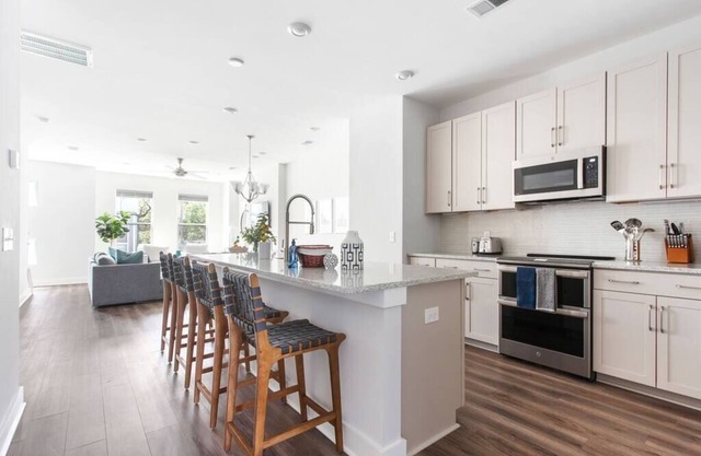 Trendy Park Circle Home, Mins to Dtwn, CHS Beaches