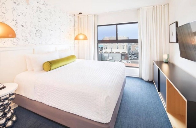 Trendy Venice Stay | Kitchen | Balcony | Rooftop Lounge | Free Breakfast