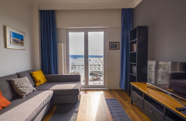 Trendy Waterfront Apt. with a Striking View