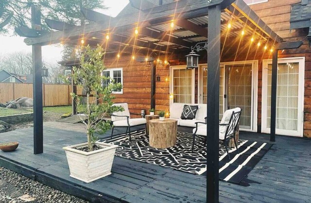 Trendy Willamette Valley Home - Great Location! Pet Friendly Outdoor Pizza Oven