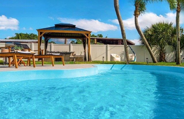 Tres Palmas · Luxury 4BR Oasis: Pool, Hot Tub, Beach & Golf!