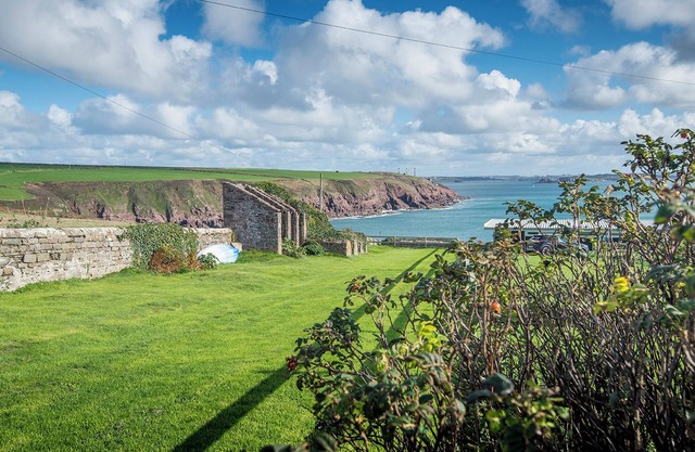 Trinity Cottage, Holiday Home St Anns Head, nr Dale, Sleeps 4, 2 bedrooms, bathrooms