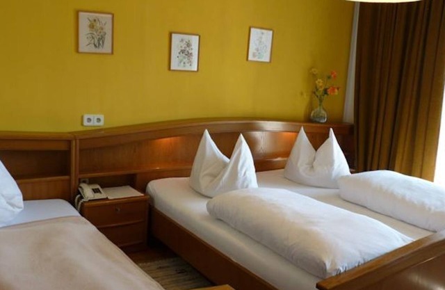 Triple room with balcony and lake view - Hotel-Pension Brönimann