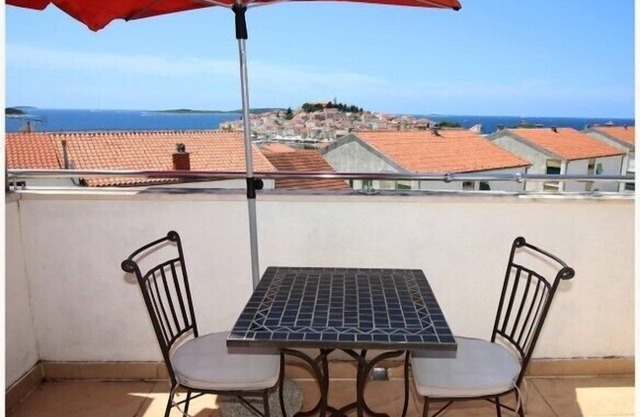 Triple room with bathroom and sea view