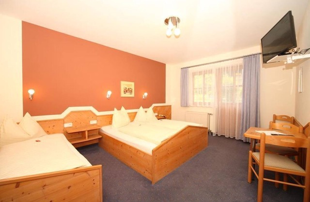 Triple room with bath, WC - B&B - Golf- und Skipension Krug