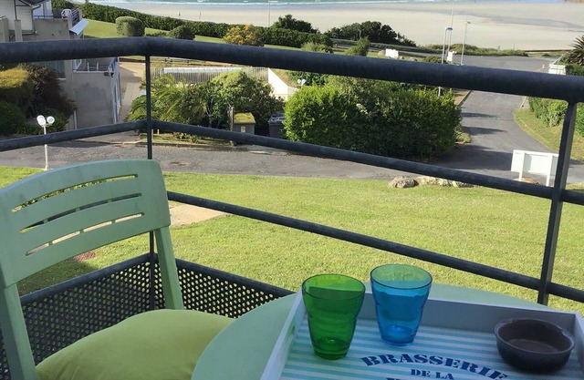 Triplex for 5 people with sea view terrace 100 m from Trestel beach
