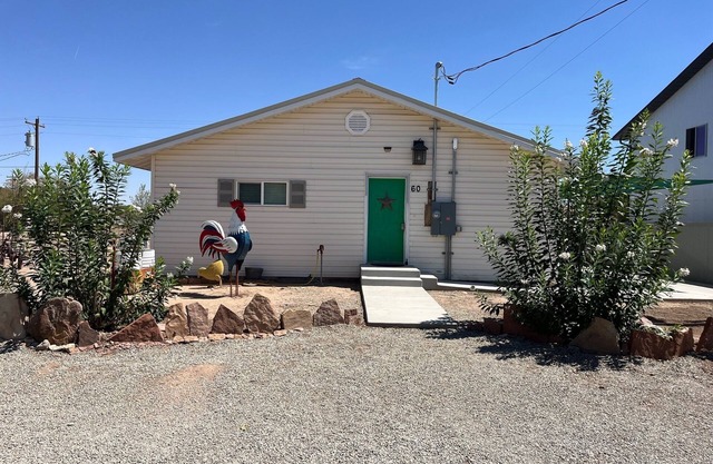 Trista's Farmhouse 4-bedroom in Hanksville close to Lake Powell and Capitol Reef