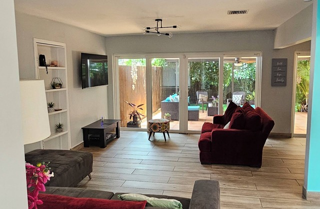 Tropical 3-bedroom estate with WiFi, AC in gorgeous Miami Gardens