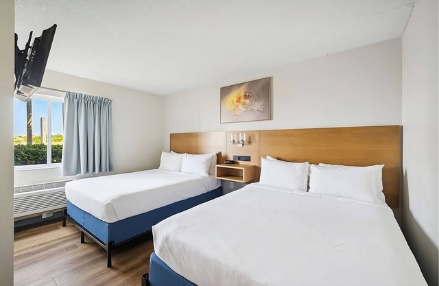 Tropical Beachfront Escape! 2 Relaxing Units, Full Kitchen, Pool