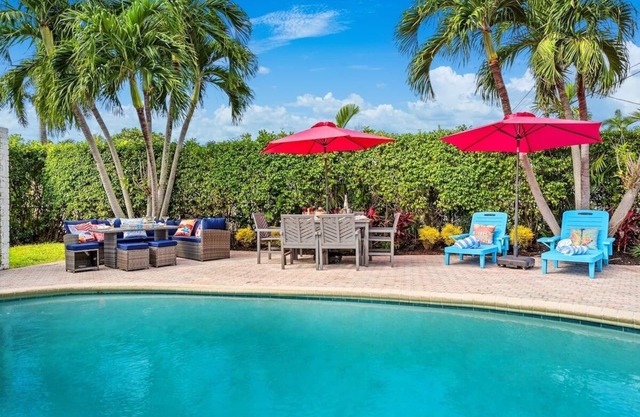 Tropical Chic 4BR Heated Pool Home, 5 min to beach, PAC-MAN, Games