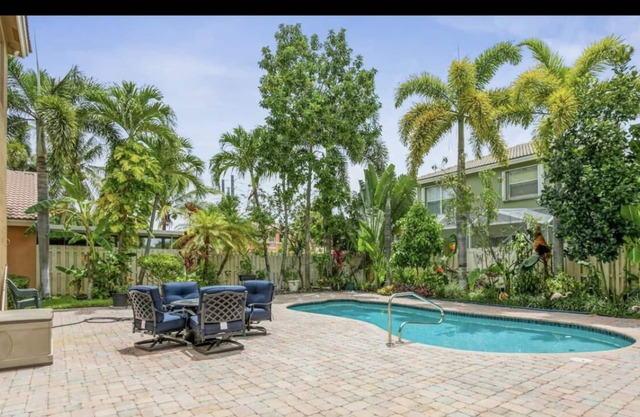 Tropical Getaway in West Palm Beach w/ private pool ~10 mins away from the beach