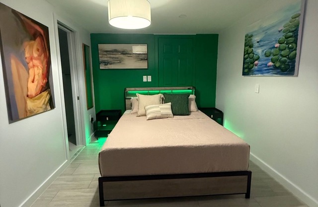 Tropical men-only retreat with heated pool & garden view – The Green Room