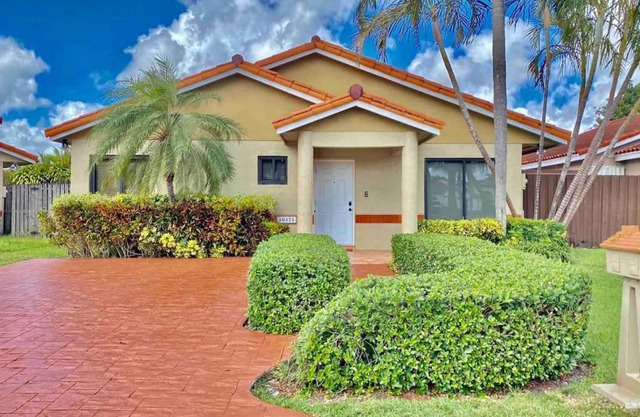 Tropical Oasis home w Community Pool great area