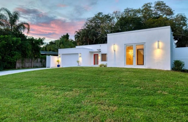 Tropical Shores Retreat - 10 Minutes to Siesta Key Beach