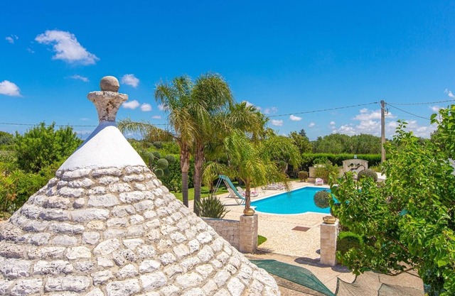 Trullo Poggio. Large pool 14x8 m, private garden, climate. Beaches at 5 km.