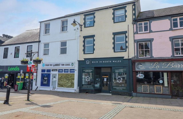 TRYSORAU BACH 2, pet friendly, luxury holiday cottage in Llanrwst