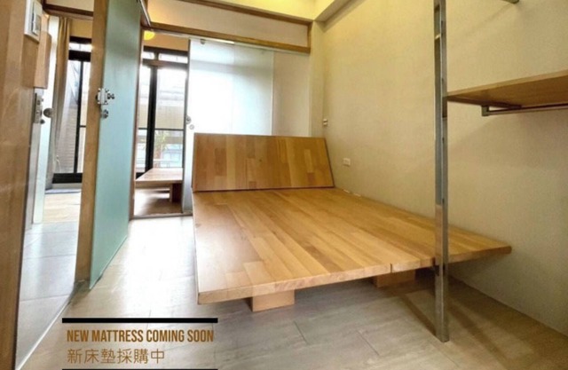 Twin bedroom with balcony