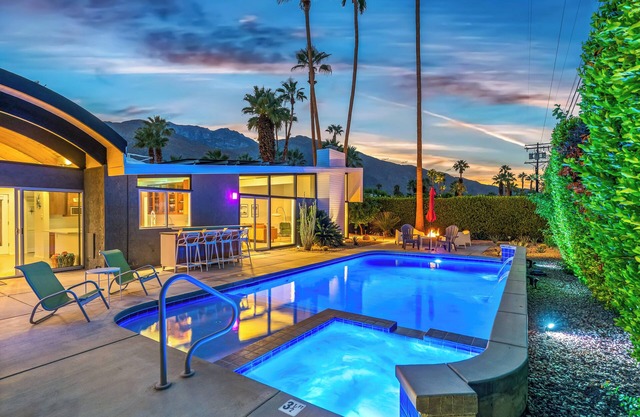 Twin Palms Midcentury - Luxury Desert Escape: Stunning Views & Resort-Style Amenities