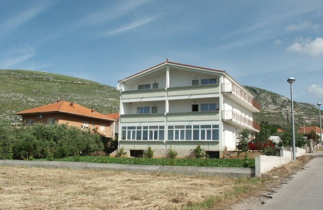 Two bedroom apartment with terrace and sea view Seget Donji, Trogir (A-2041-b)