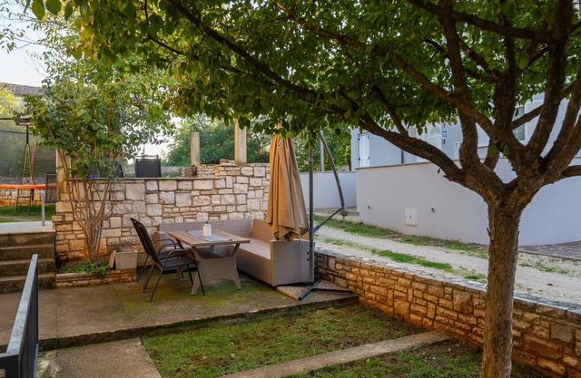 Two bedroom apartment with terrace Bašanija, Umag (A-21418-c)