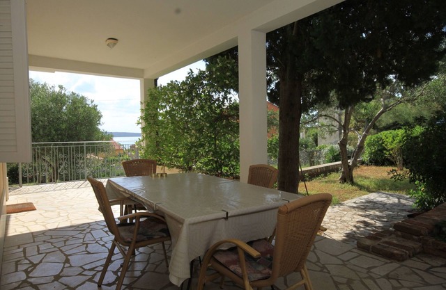 Two bedroom apartment with terrace Nerezine, Lošinj (A-2518-b)