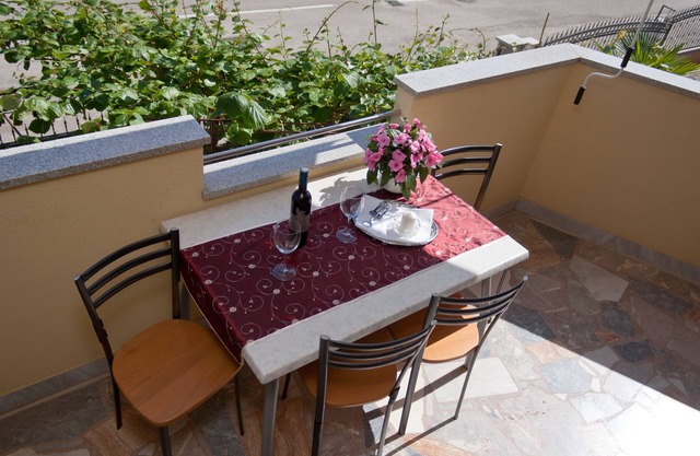 Two bedroom apartment with terrace Novigrad (A-7108-a)