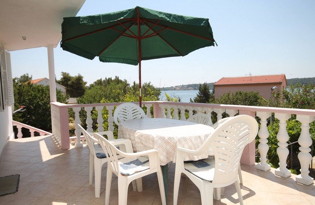 Two bedroom apartment with terrace and sea view Verunić, Dugi otok (A-8104-a)