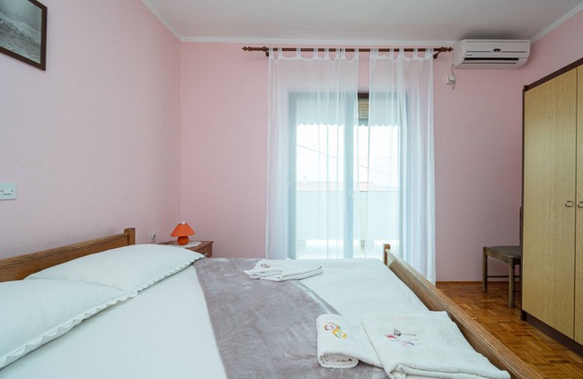 Two bedroom apartment with balcony and sea view Zubovići, Pag (A-16063-a)