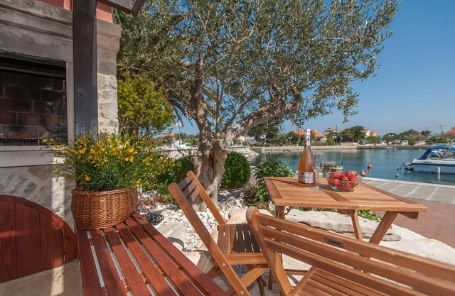 Two bedroom apartment near beach Poljana, Ugljan (A-8432-a)