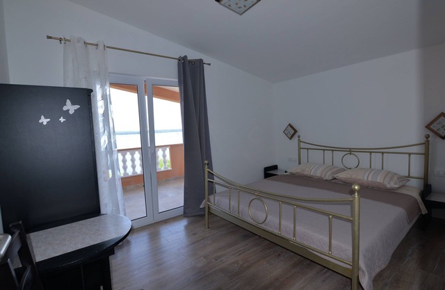 Two bedroom apartment near beach Tkon, Pašman (A-16589-b)