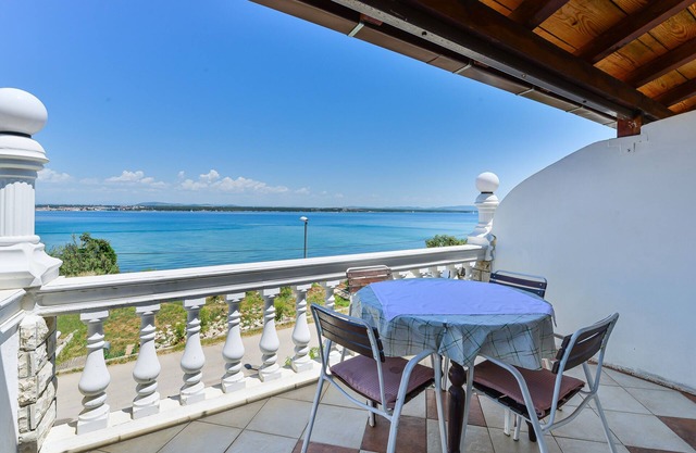 Two bedroom apartment near beach Tkon, Pašman (A-336-c)