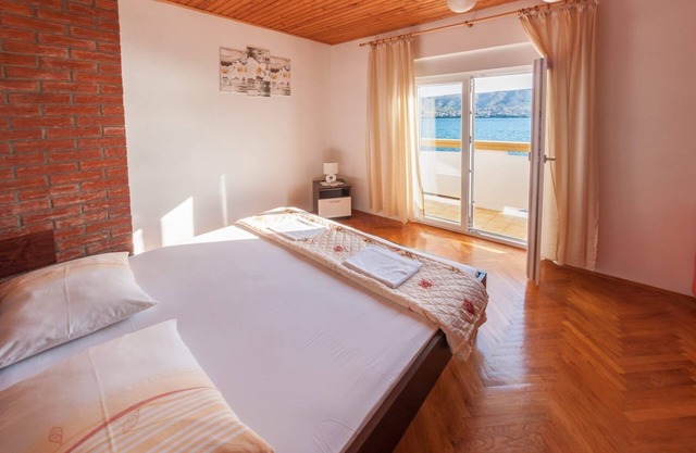 Two bedroom apartment near beach Pag (A-6448-a)