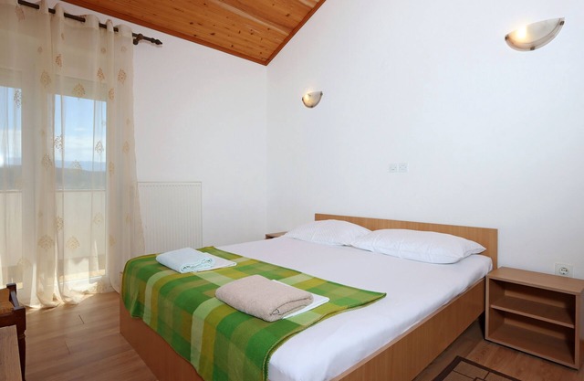 Two bedroom apartment near beach Supetarska Draga - Gonar, Rab (A-18650-d)