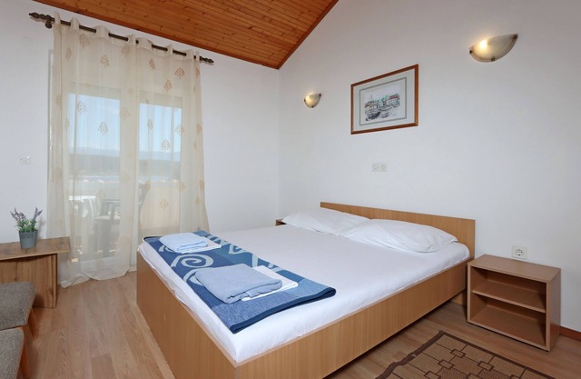 Two bedroom apartment near beach Supetarska Draga - Gonar, Rab (A-18650-a)