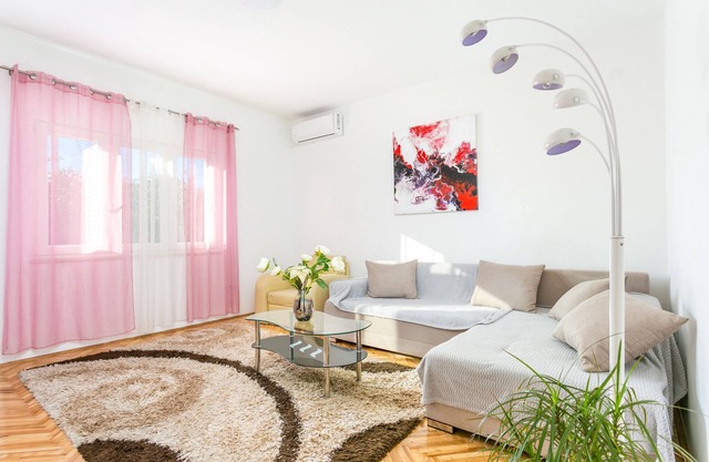 Two bedroom apartment with terrace Split (A-22101-a)