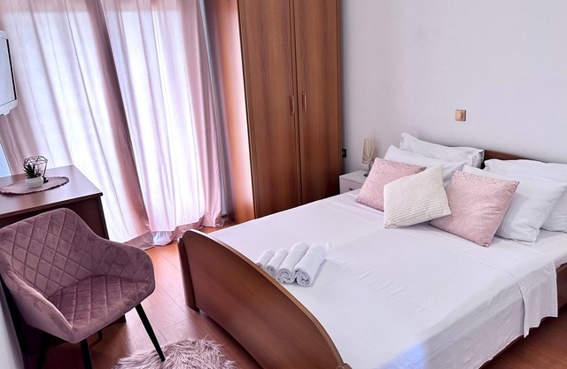 Two bedroom apartment with balcony and sea view Lopar, Rab (A-14070-c)