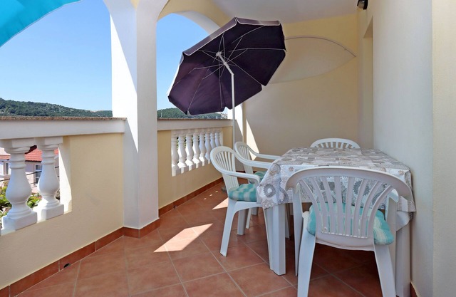 Two bedroom apartment with terrace Lopar, Rab (A-14804-d)